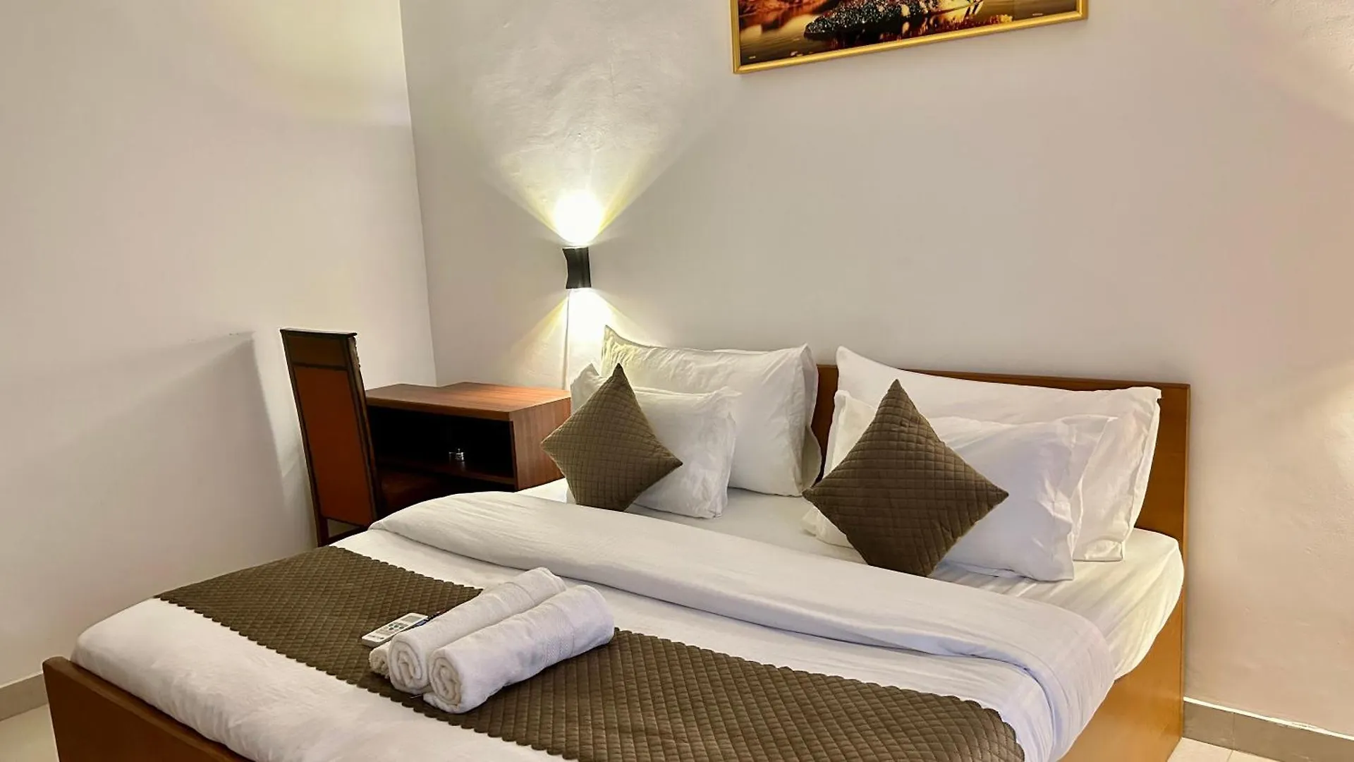 Aura Luxury Studio I Couple Friendly I Near Golf Course Road, Sector 57, Gurgaon Otel