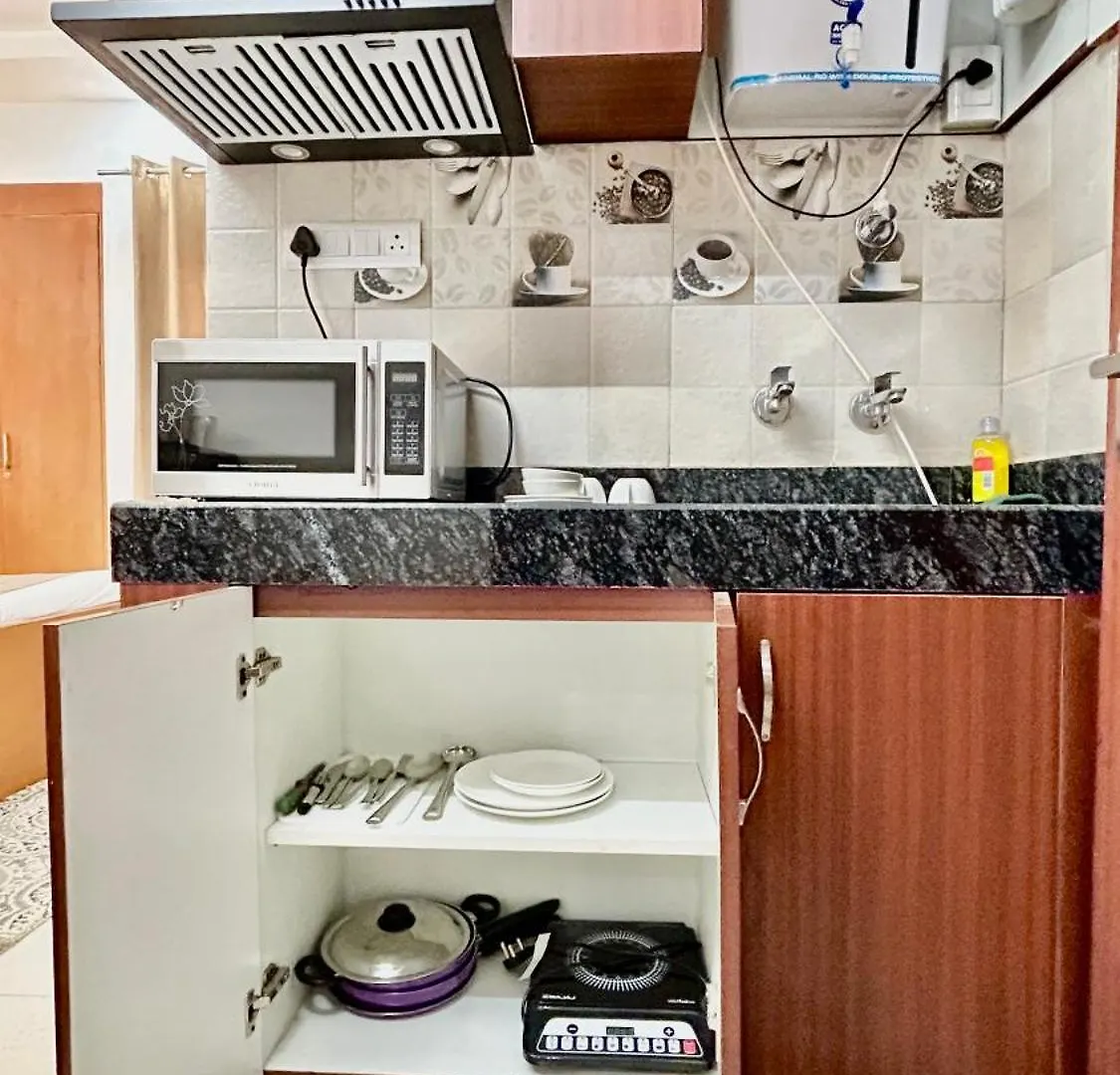 Aura Luxury Studio I Couple Friendly I Near Golf Course Road, Sector 57, Gurgaon 4*,  Hindistan