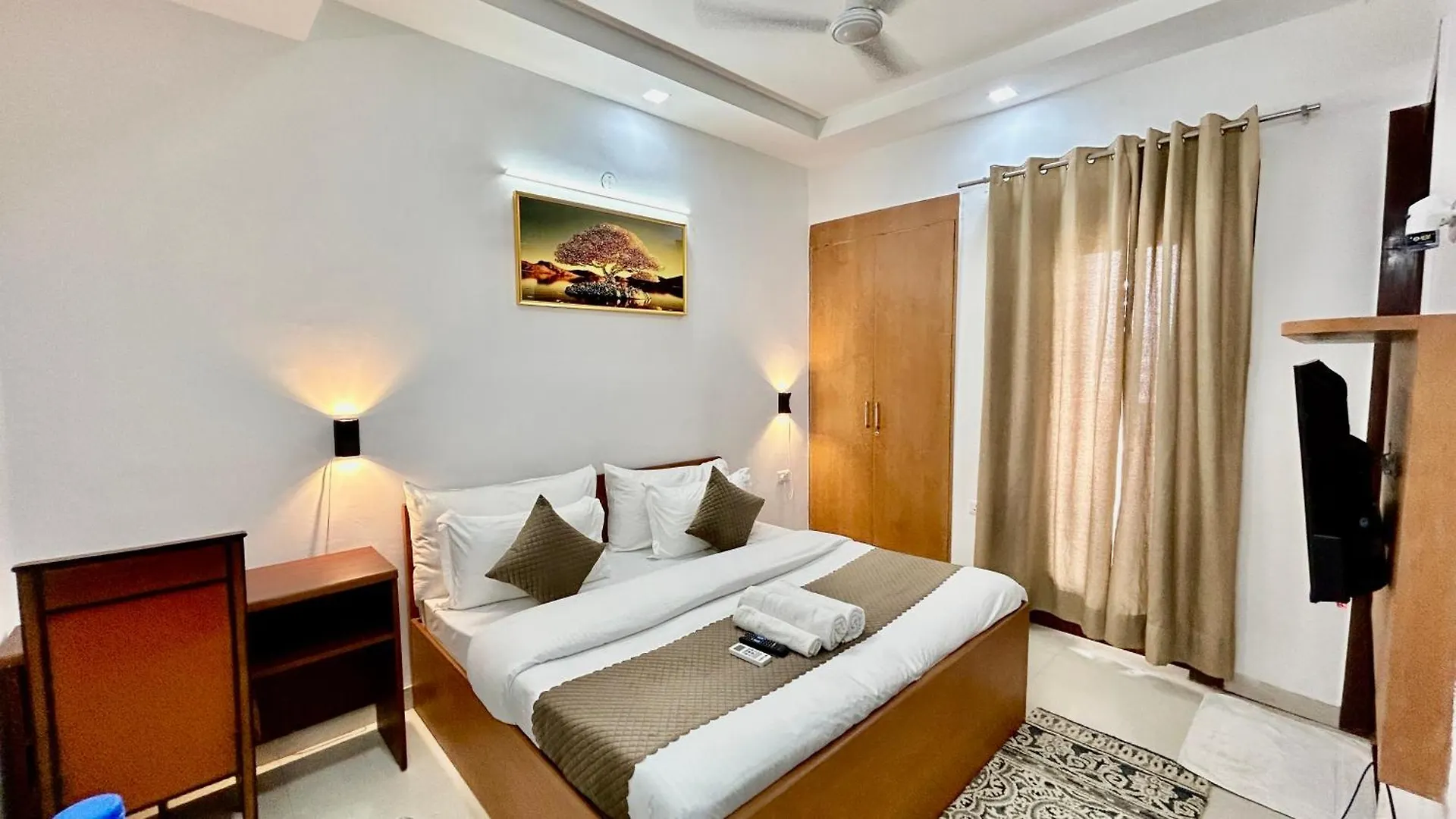 Aura Luxury Studio I Couple Friendly I Near Golf Course Road, Sector 57, Gurgaon Otel