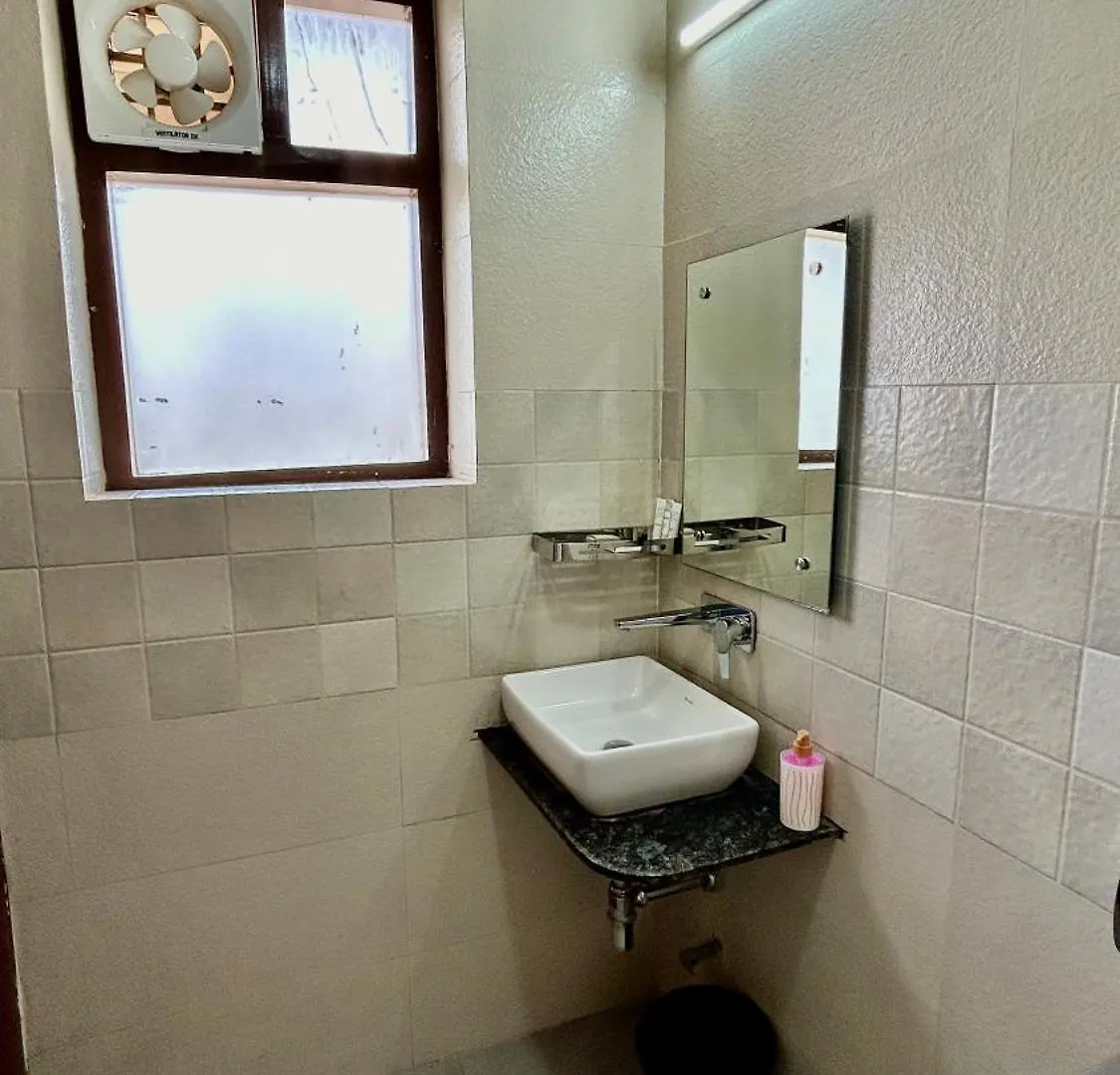 Aura Luxury Studio I Couple Friendly I Near Golf Course Road, Sector 57, Gurgaon Otel
