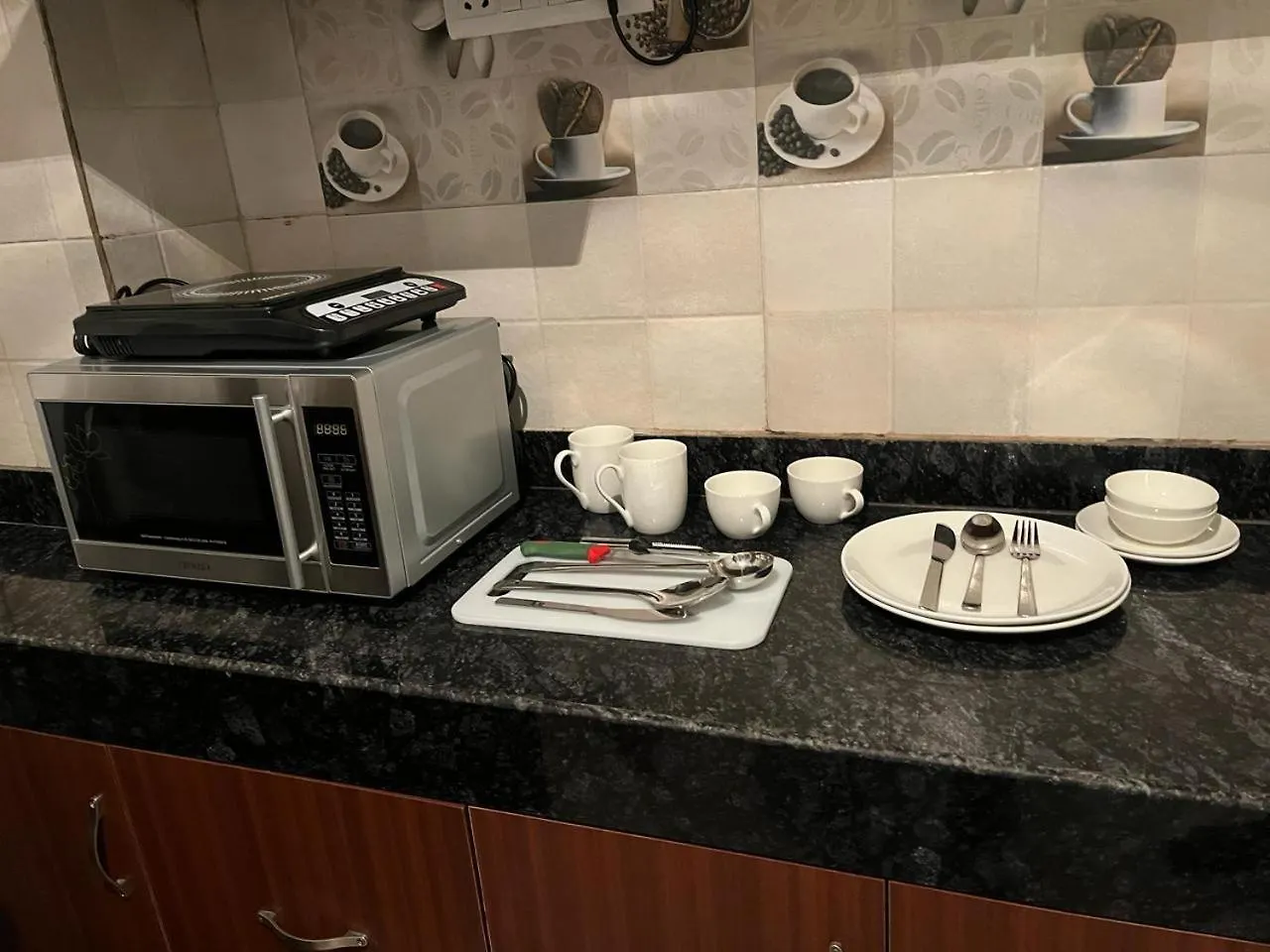 Aura Luxury Studio I Couple Friendly I Near Golf Course Road, Sector 57, Gurgaon India