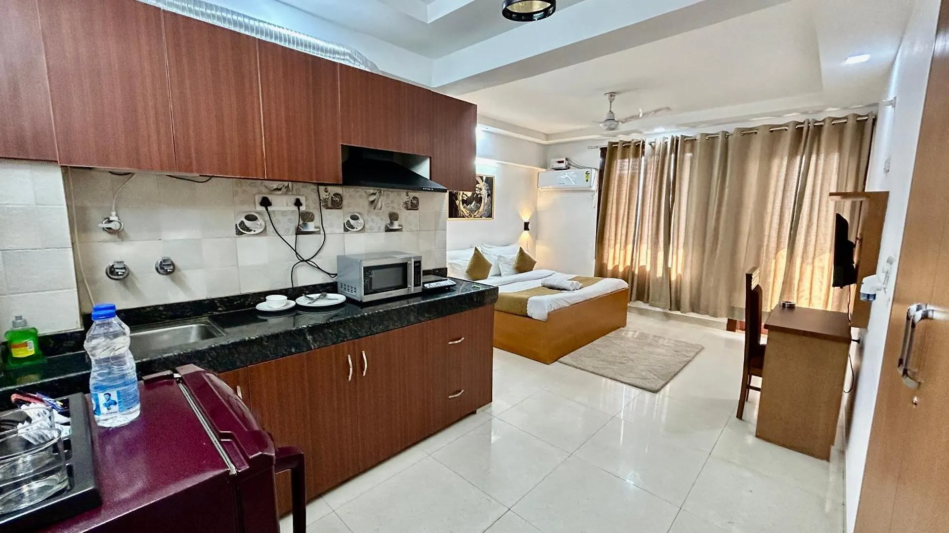 Aura Luxury Studio I Couple Friendly I Near Golf Course Road, Sector 57, Gurgaon 4*,  India