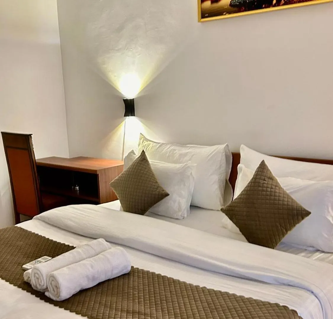 Aura Luxury Studio I Couple Friendly I Near Golf Course Road, Sector 57, Gurgaon Hotel