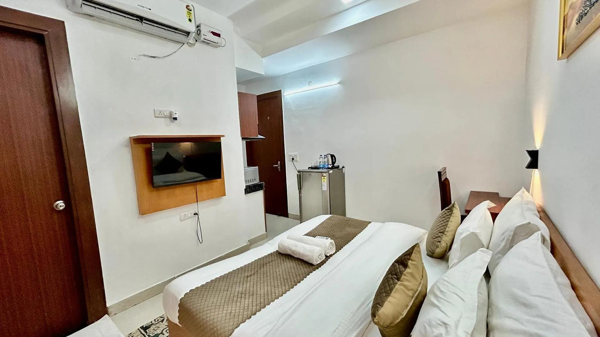 Aura Luxury Studio I Couple Friendly I Near Golf Course Road, Sector 57, Gurgaon Hotel