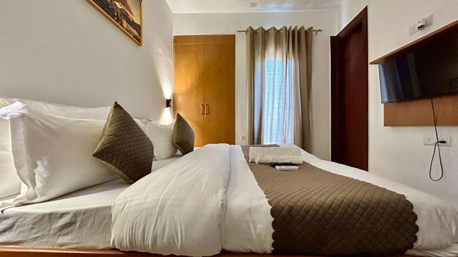Aura Luxury Studio I Couple Friendly I Near Golf Course Road, Sector 57, Gurgaon India